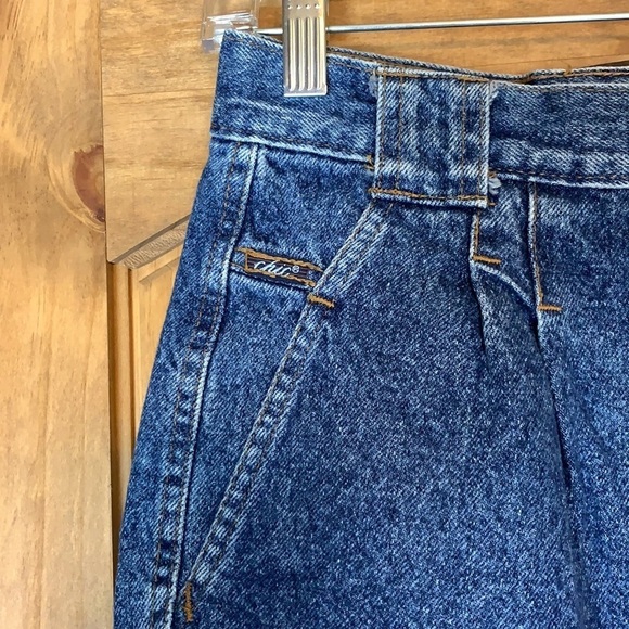 Vintage Chic mom / high rise denim jeans with pleat front & no back pockets - Picture 3 of 14